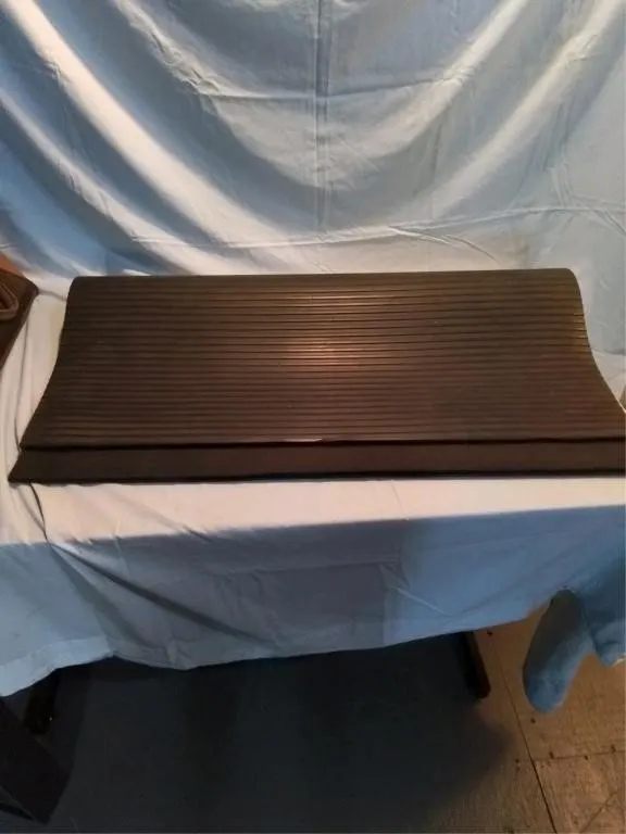 1 pc rubber cushioned matting. 36" x 36" x 3/8"