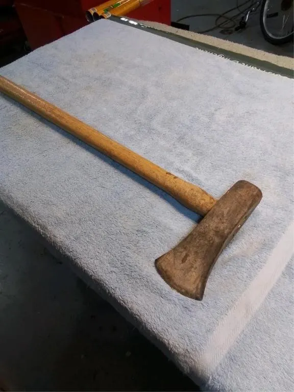 Wood splitting maul. 36"