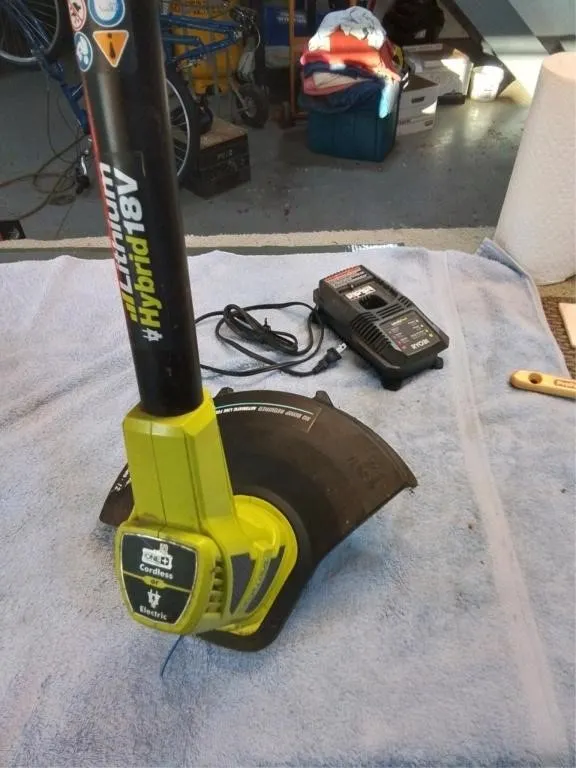 RYOBI weed trimmer 12", 18 volt. Works No battery