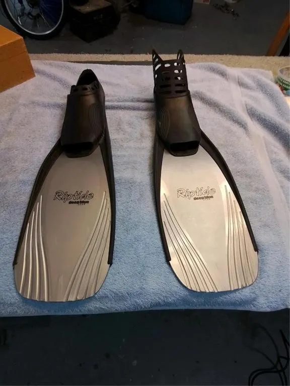 1 pair flippers, never used. 21 inch long size 6