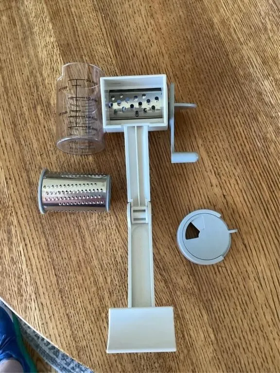 Pampered Chef cheese grater set