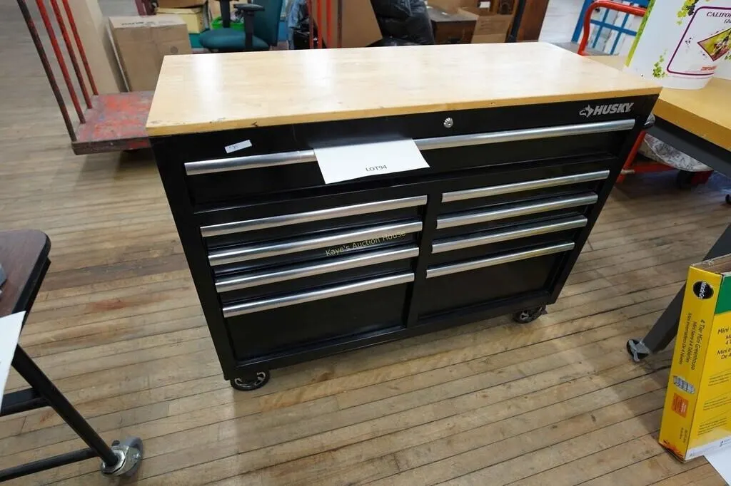 Husky mobile tool chest with handle