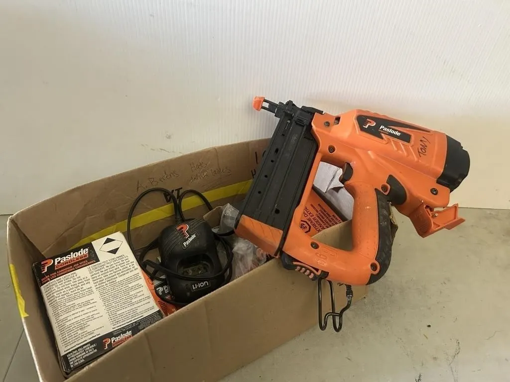 Paslode Cordless Nailer w/ Charger & Fuel Cells