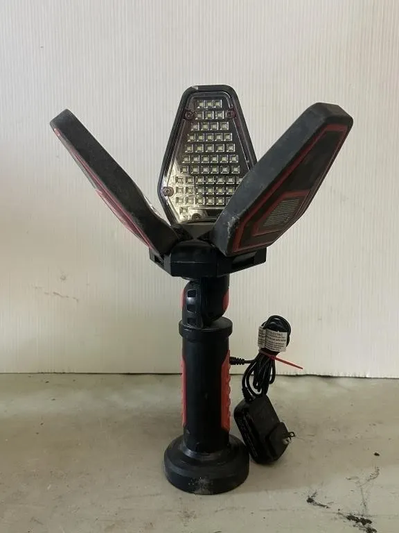 MotoMaster 3-Blade Tripod LED Work Light w/