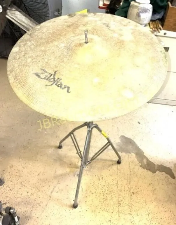ZILDJIAN CYMBAL ON STAND