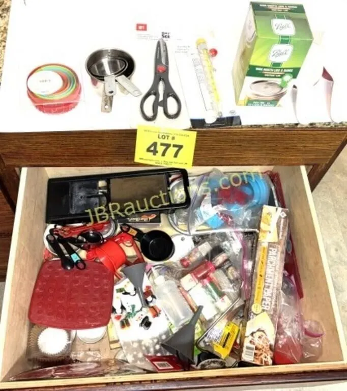 KITCHEN DRAWER FULL OF UTINSILS