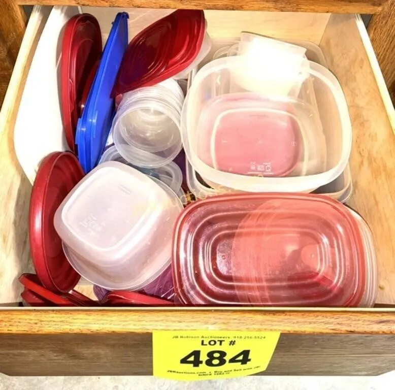 DRAWER OF PLASTIC CONTAINERS