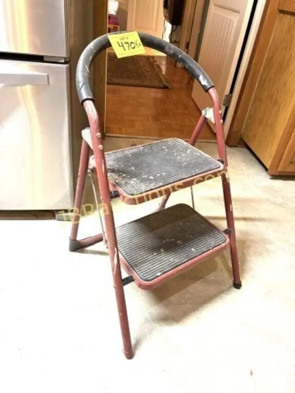 SMALL HOUSE STEPSTOOL