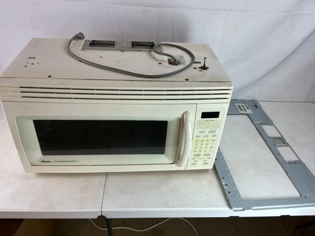 Vintage Amana Radarange Microwave Oven