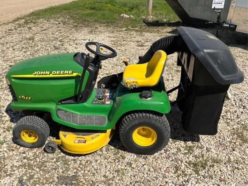 John Deere LT133 Lawn Tractor w/ Bagger