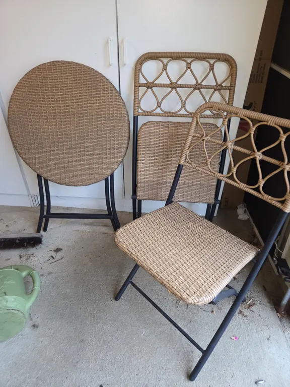 Nice outdoor cable & two chairs