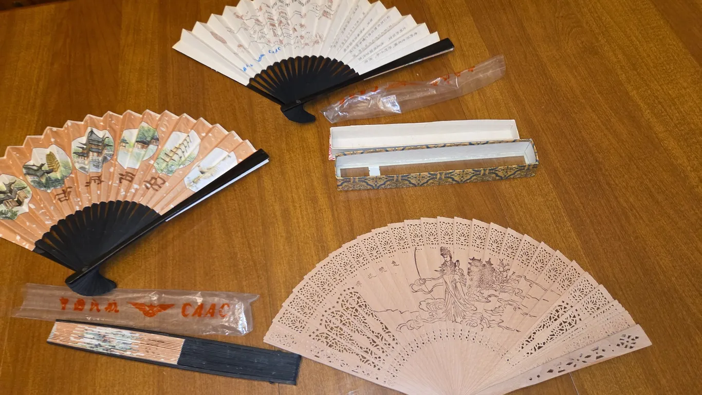 4 souvenir fans
