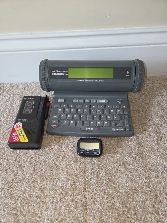 Electronic rolodex file