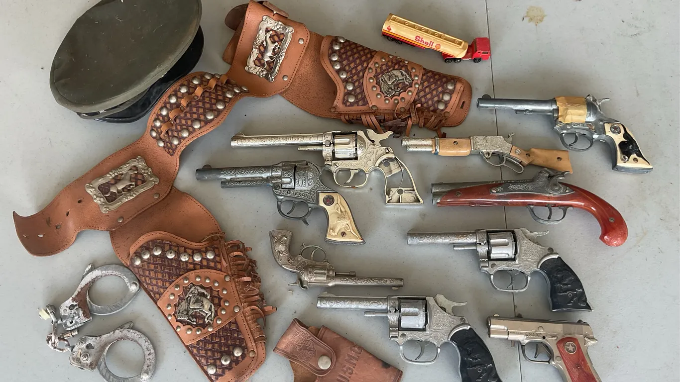 ⚠️Vintage Western Toy Cap Guns, Holsters & Accessories. These are replica, not actual firearm