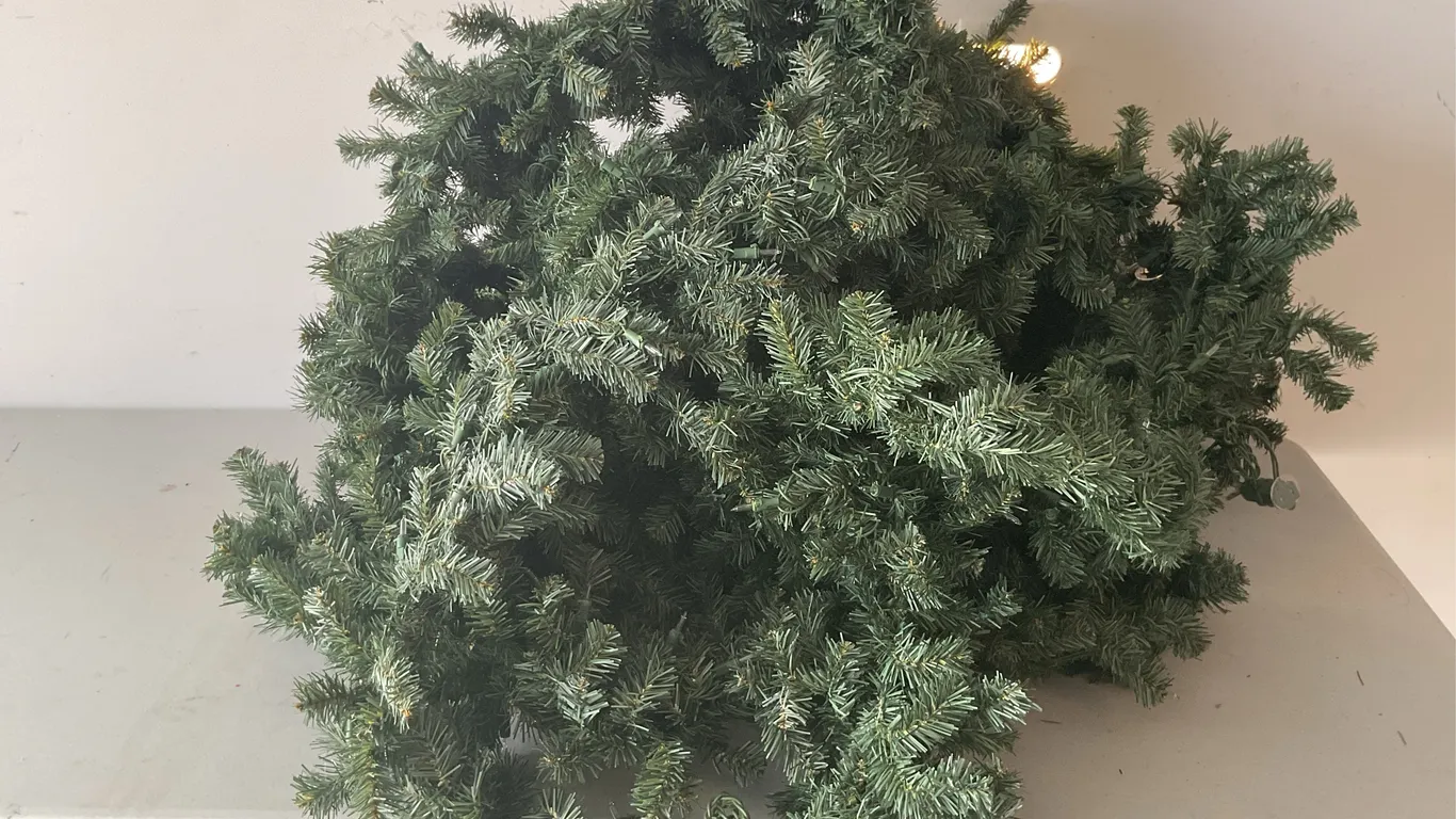 Pre-Lit Artificial Christmas Garland