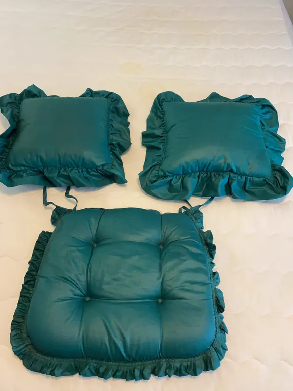 Seat cushion/ pillows