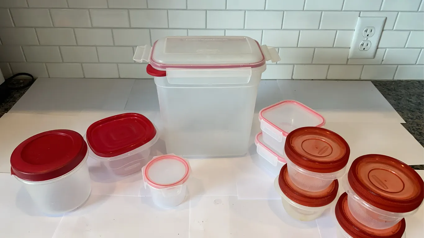Assorted Rubbermaid & Locking-Lid Food Containers