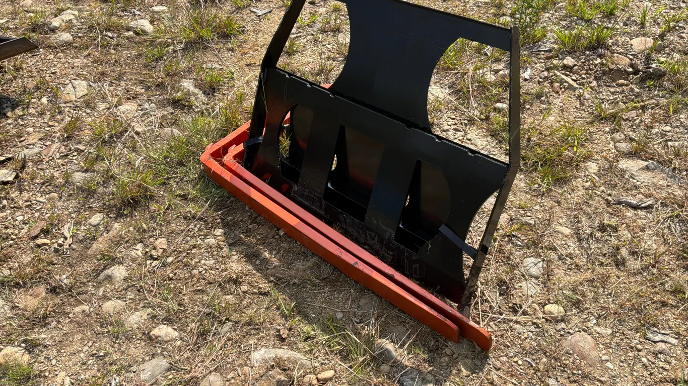 UNUSED KC 42 INCH FORKS W/ MAST