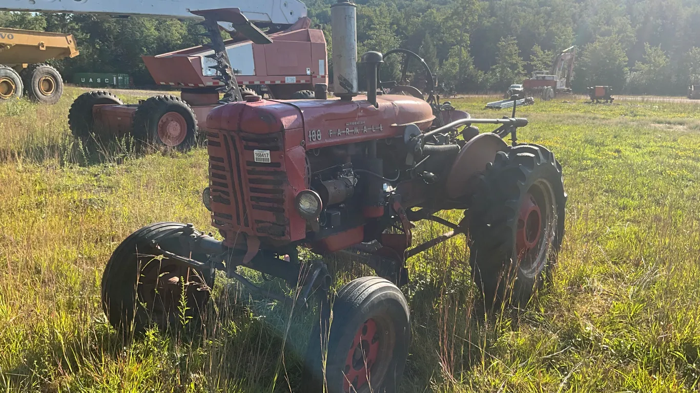 MCCORMICK FARMALL 100 TRACTOR SN: 11370 J