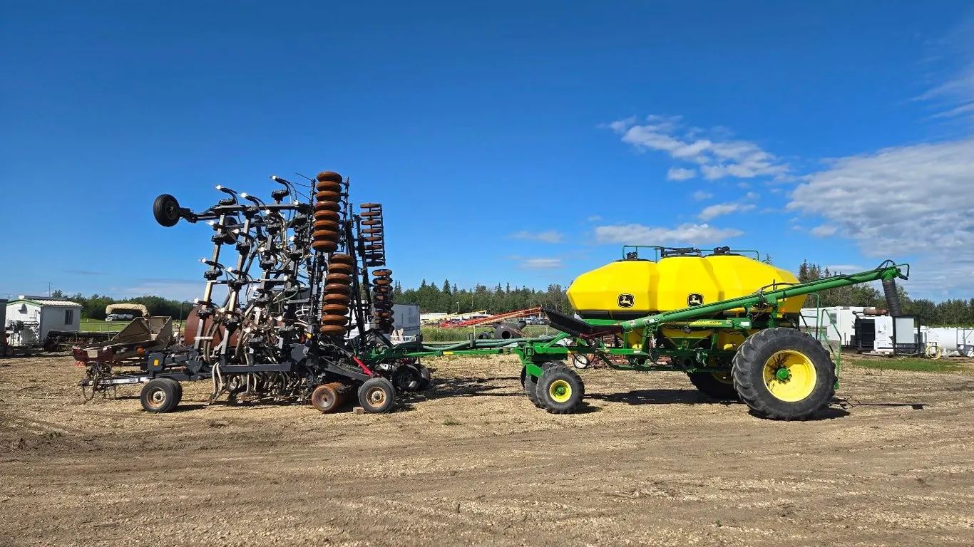 2002 Flexi Coil 5000 Air Seeder with 2004 John Deere 1910 Air Cart