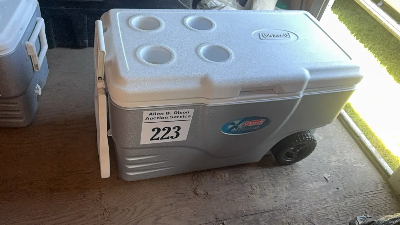 COLEMAN XTREME COOLER ON WHEELS LIKE NEW