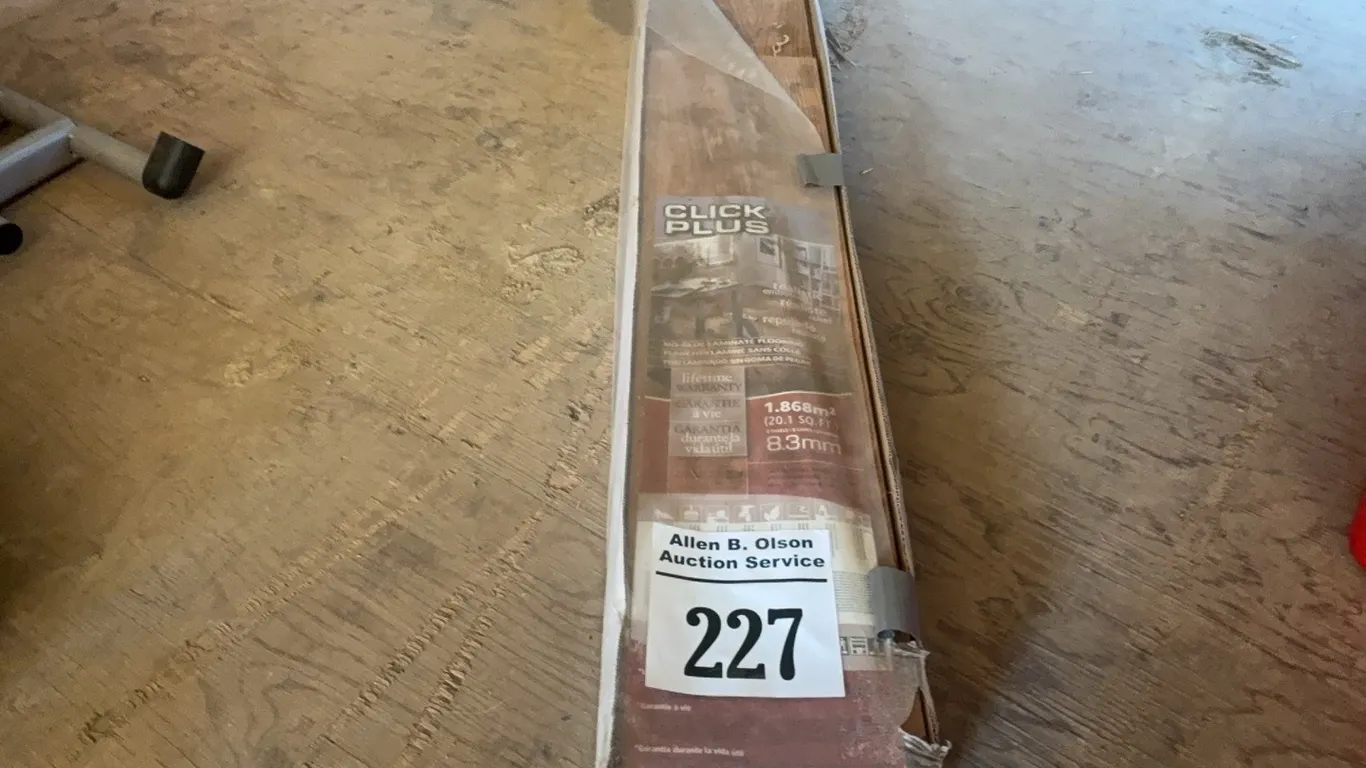 PARTIAL BOX OF CLICK PLUS NO-GLUE LAMINATE FLOORING - 6 3/4 PANELS