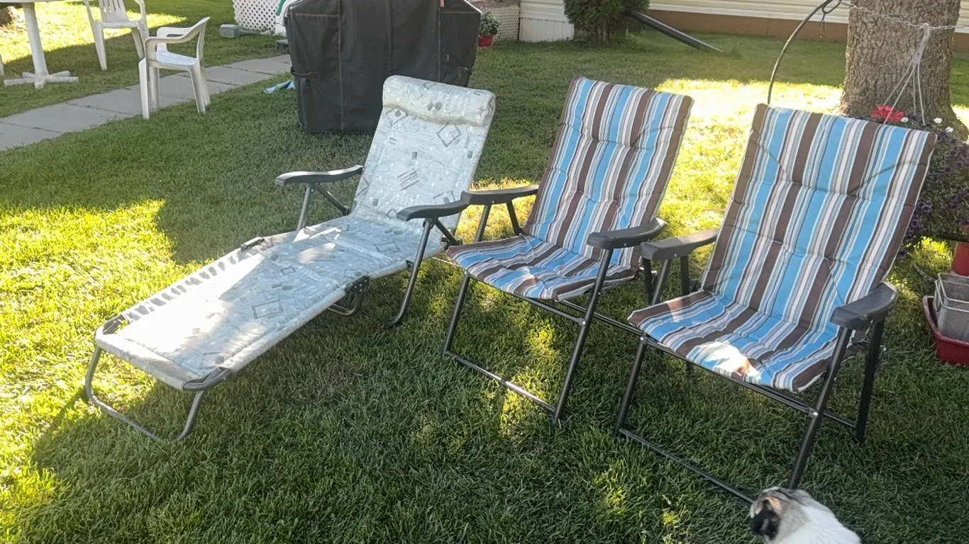 2 NEW/UNUSED PADDED LAWNCHAIRS & 1 PADDED LOUNGE CHAIR