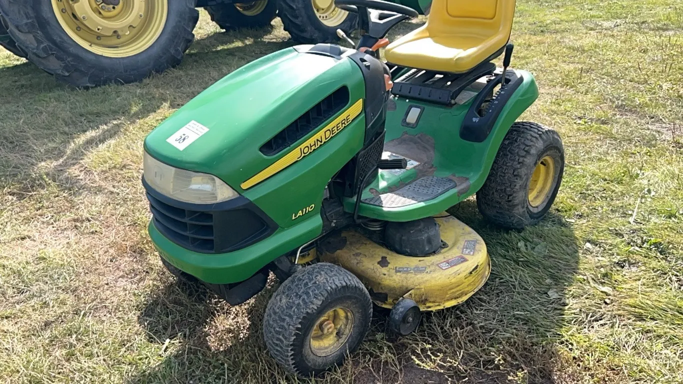 JD LA110 42" LAWN TRACTOR - s/n GX0110A06937
