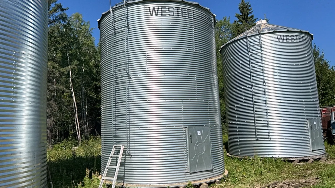 WESTEEL ROSCO 7 RING 14' FLAT BOTTOM GRAIN BIN ON GOOD WOOD FLOOR - WILL BE EMPTY BY SALE DATE