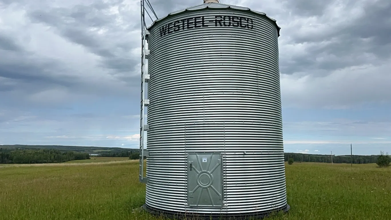 WESTEEL ROSCO 7 RING 14' FLAT BOTTOM GRAIN BIN ON GOOD WOOD FLOOR - WILL BE EMPTY BY SALE DATE