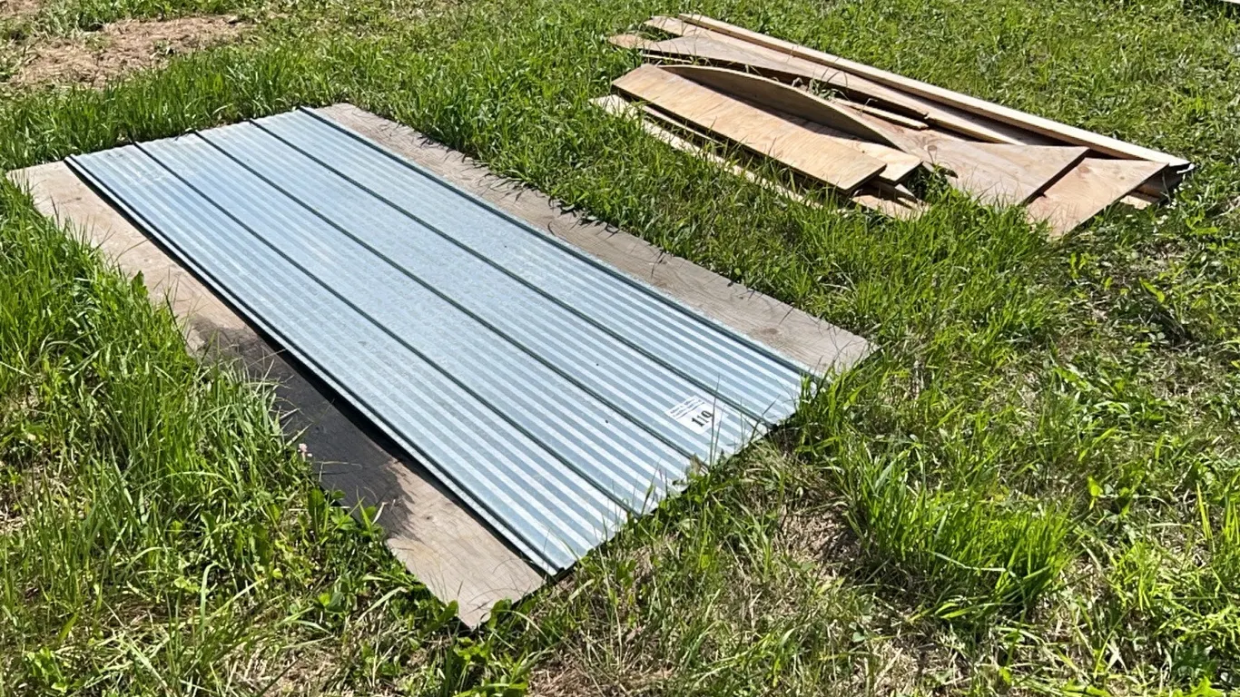3 - SHEETS NEW/UNUSED 8'Lx32"W METAL ROOFING, SMALL PILE OF 8'L & PLYWOOD
