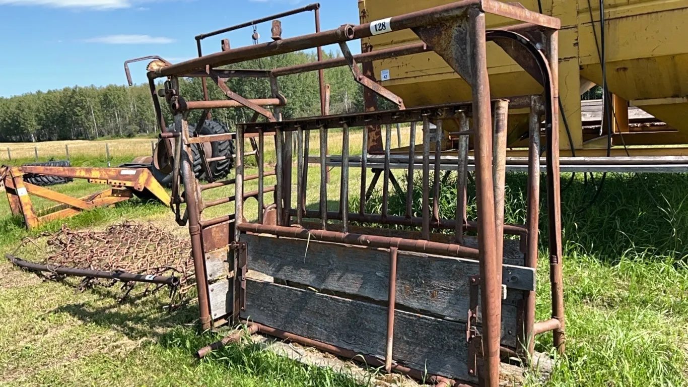 CATTLE SQUEEZE CHUTE