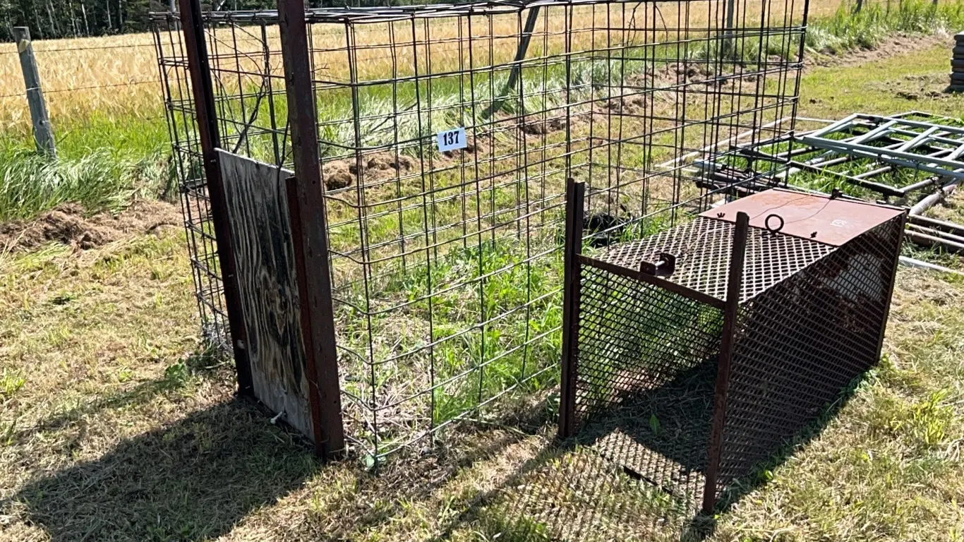 HOMEMADE 8' CAGED ANIMAL PEN