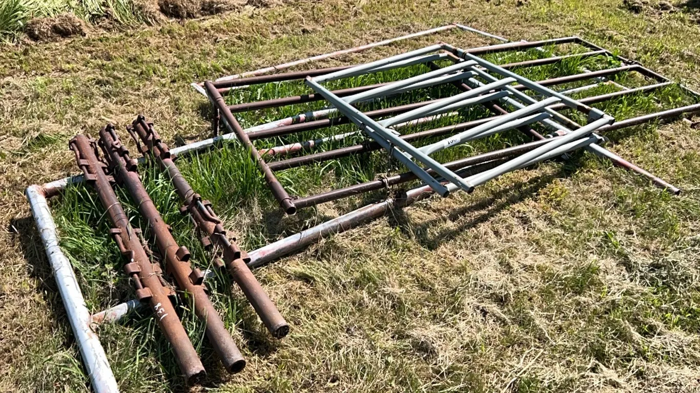 3 -METAL GATES - ASSORT SIZES, 3 - CONNECTOR POST, 3- 8 1/2' PANELS