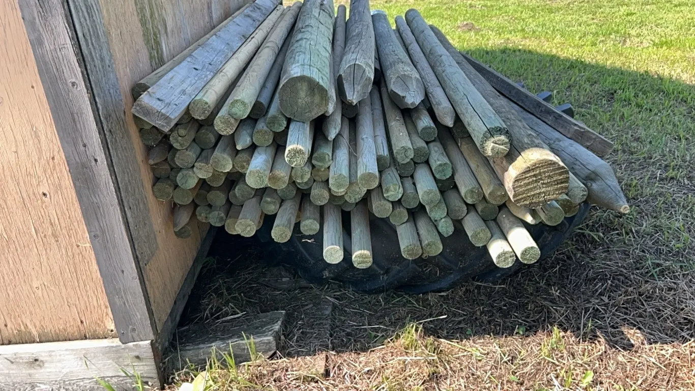 AMOUNT OF SM TREATED PICKET POSTS & 1/2 DOZEN LARGER ONES