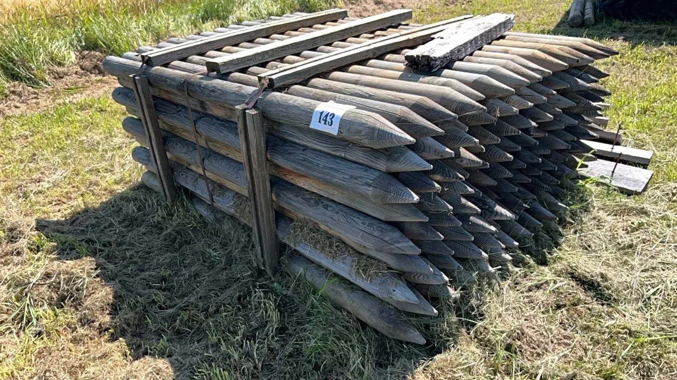 APPROX 125 PCS OF 6'3" POSTS