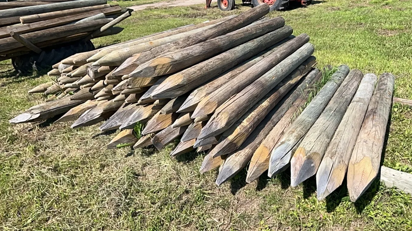 APPROX 75 7'x4-5" FENCE POSTS & NEW/UNUSED 6' FENCE POSTS