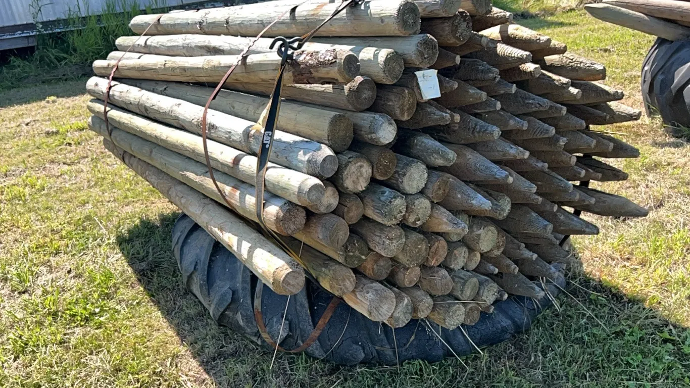 BUNDLE 115 PCS 7'Lx3-4" UNUSED POSTS
