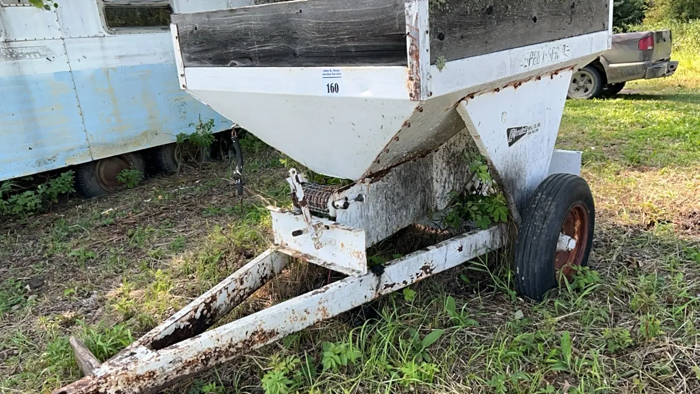 CALHUN S/A FERTILIZER SPREADER - CONDITION UNKNOWN