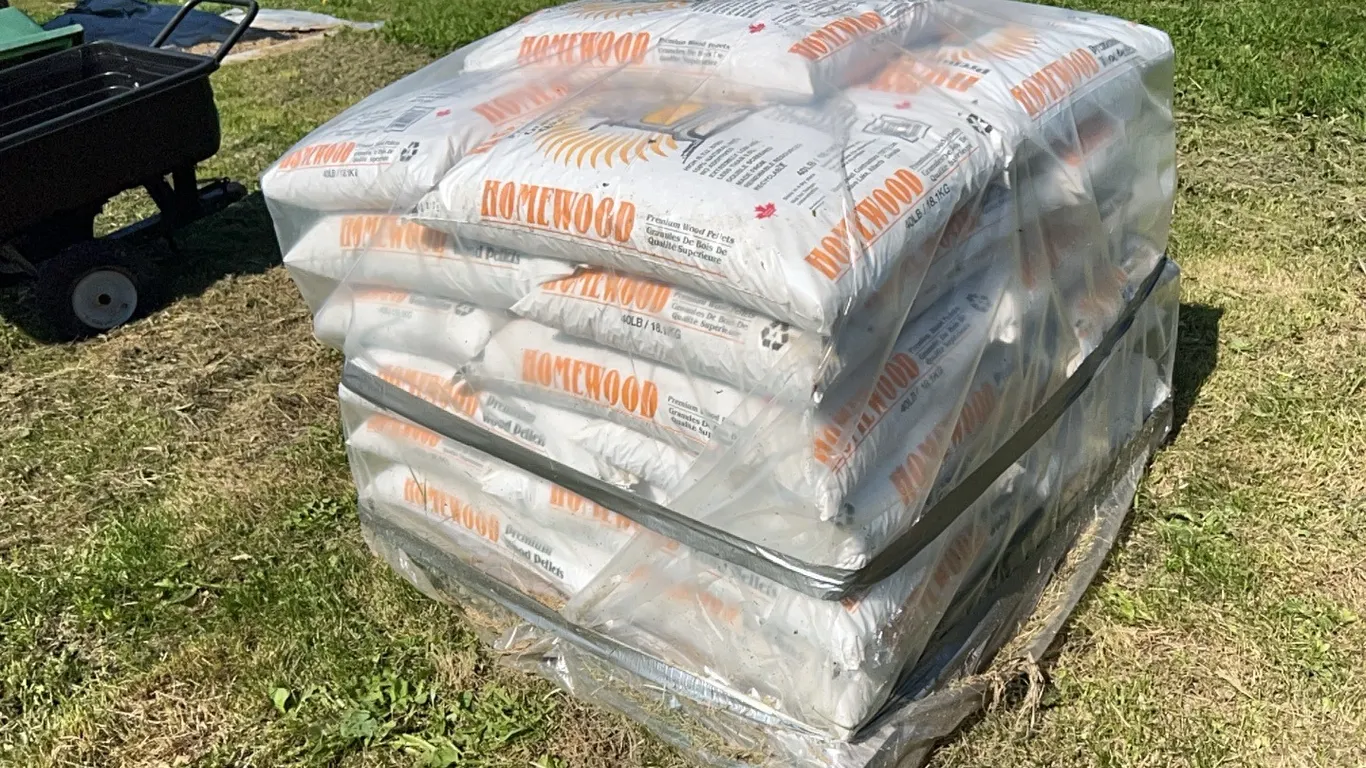 25 BAGS PREMIUM WOOD PELLETS - 40 LB BAGS