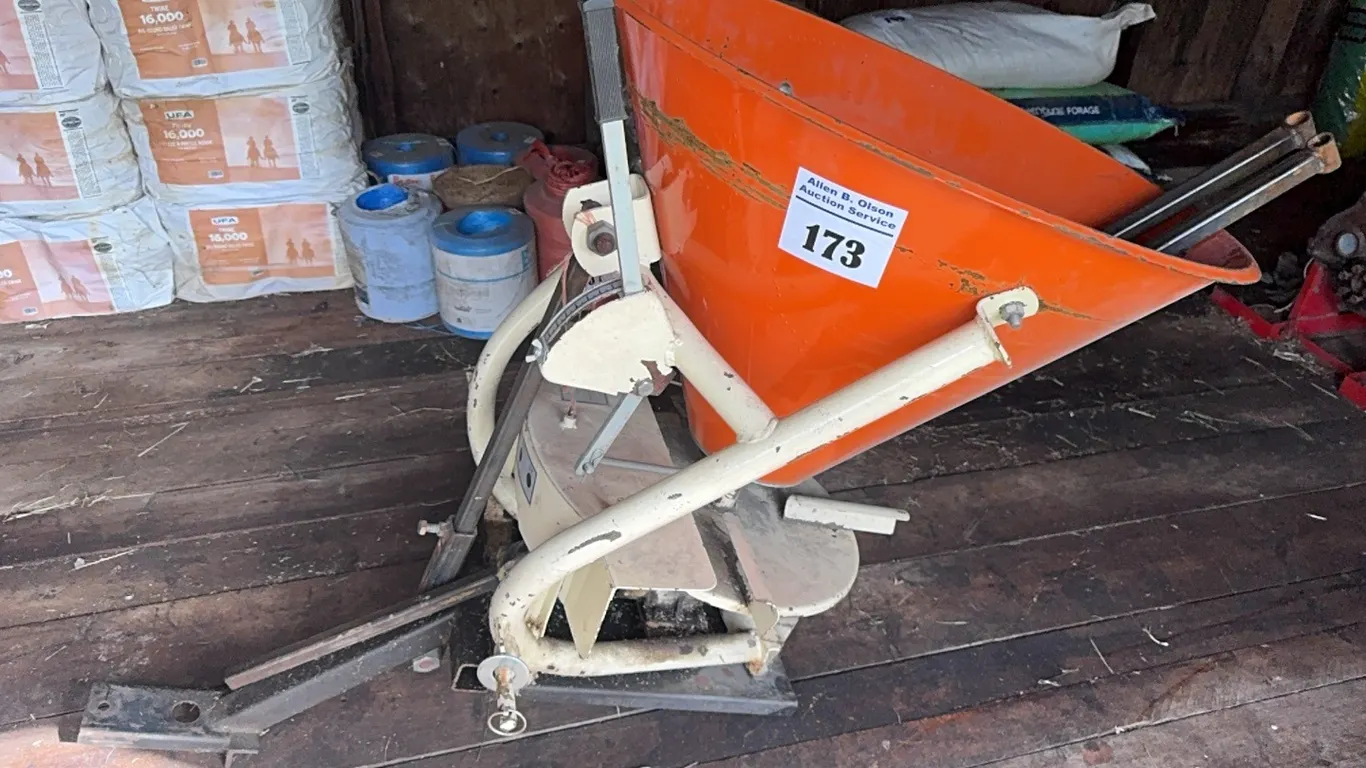 TRAM 400 FERTILIZER/GRASS SPREADER