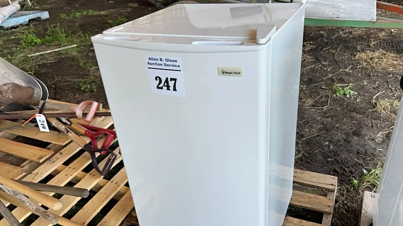 MAGIC CHEF MINI FRIDGE