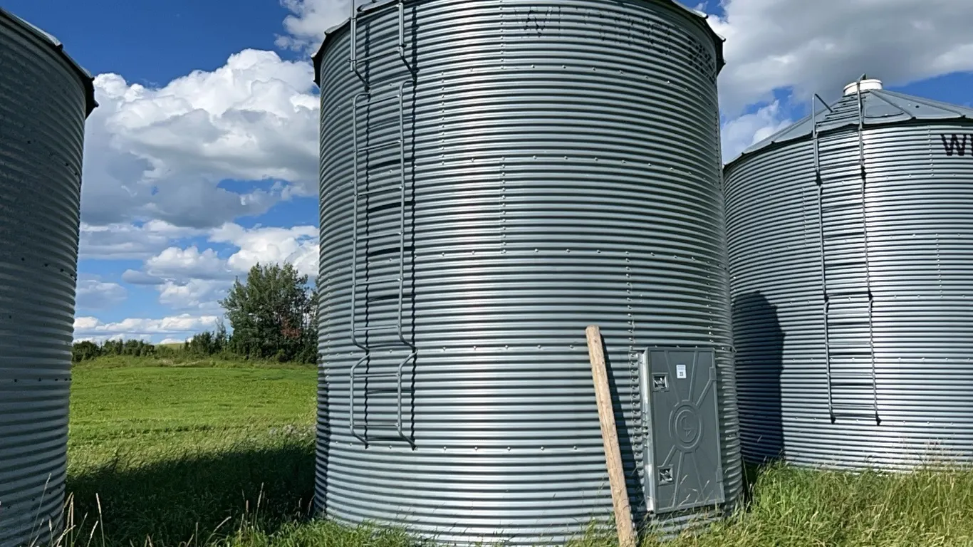 WESTEEL ROSCO 14'D 6 RING FLAT BOTTOM GRAIN BIN ON WOODEN FLOOR