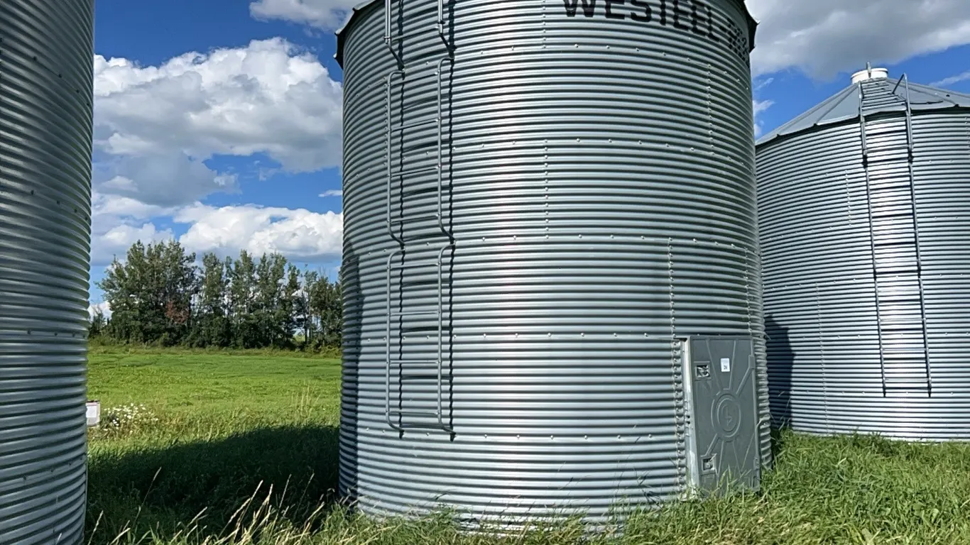 WESTEEL ROSCO 14'D 6 RING FLAT BOTTOM GRAIN BIN ON WOODEN FLOOR