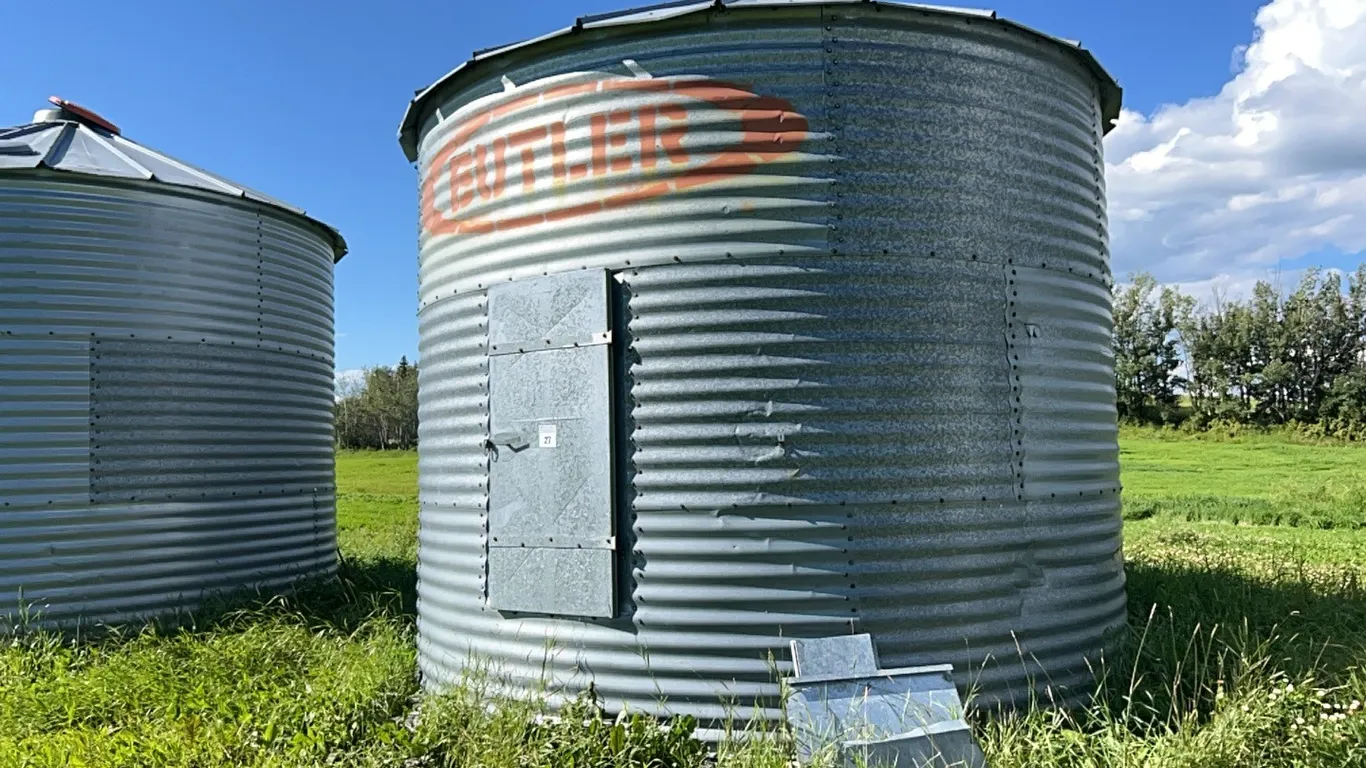 BUTLER 14'D 3 RING FLAT BOTTOM GRAIN BIN ON WOODEN FLOOR