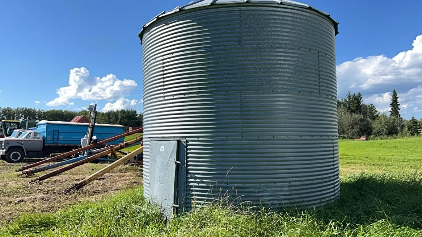 MIL 14'D 5 RING FLAT BOTTOM GRAIN BIN ON WOODEN FLOOR
