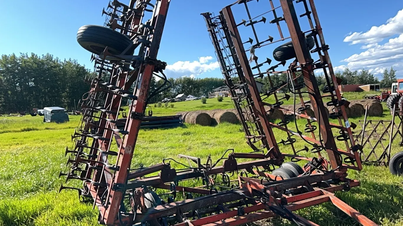 APPROX 33' VIBRASHANK CULTIVATOR - NO VISIBLE VIN