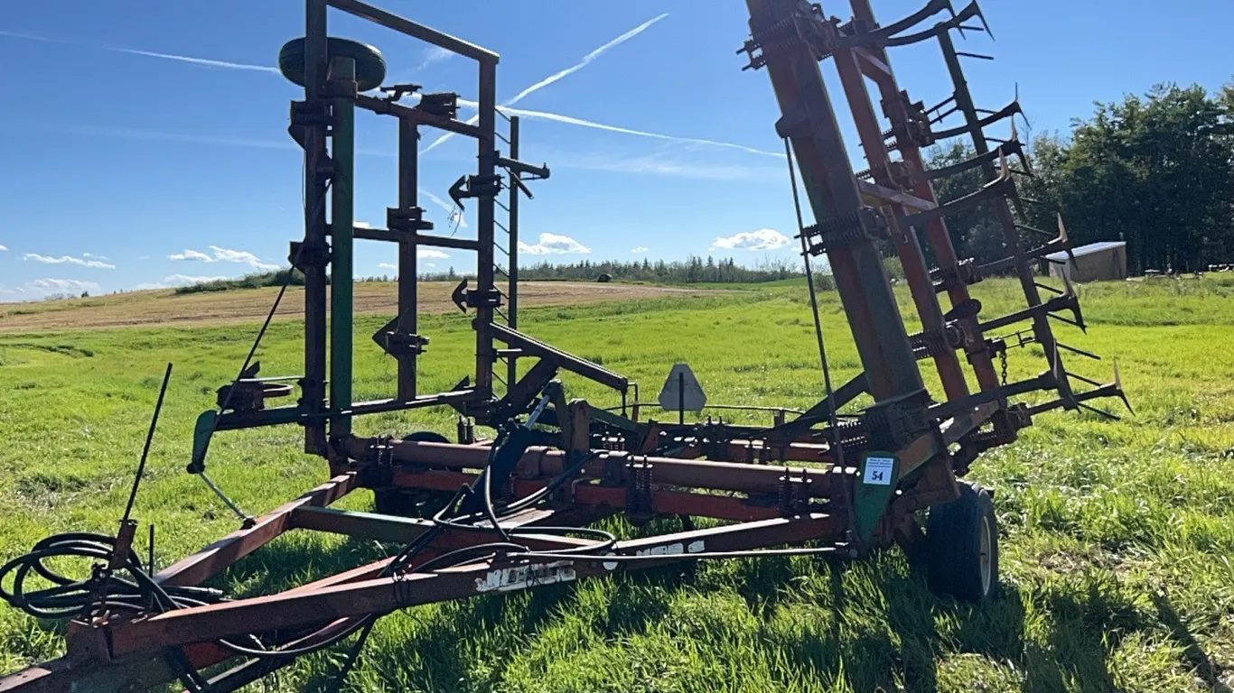 COCKSHUTT 456 28' DEEP TILLAGE CULTIVATOR - NO VISIBLE VIN
