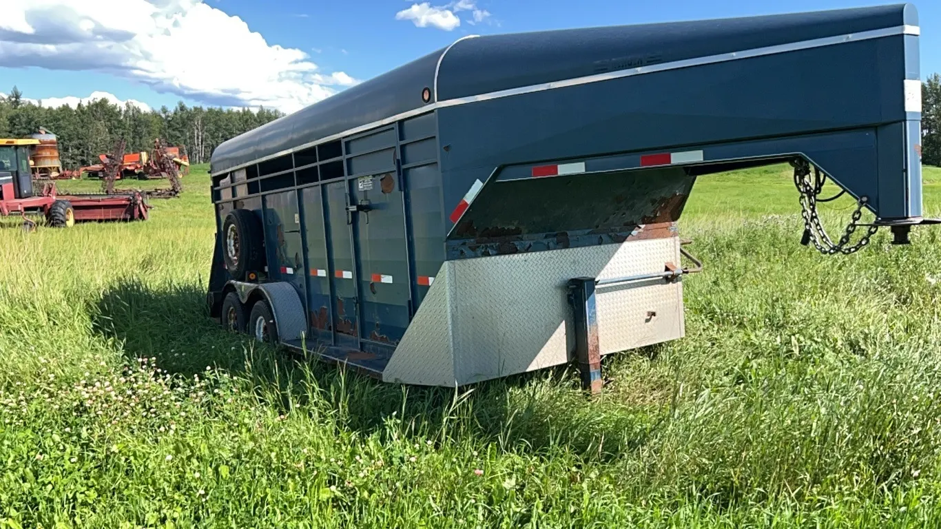 2000 BERGEN 16' GOOSENECK T/A STOCK TRAILER - s/n 2B9SL54CXXD132656