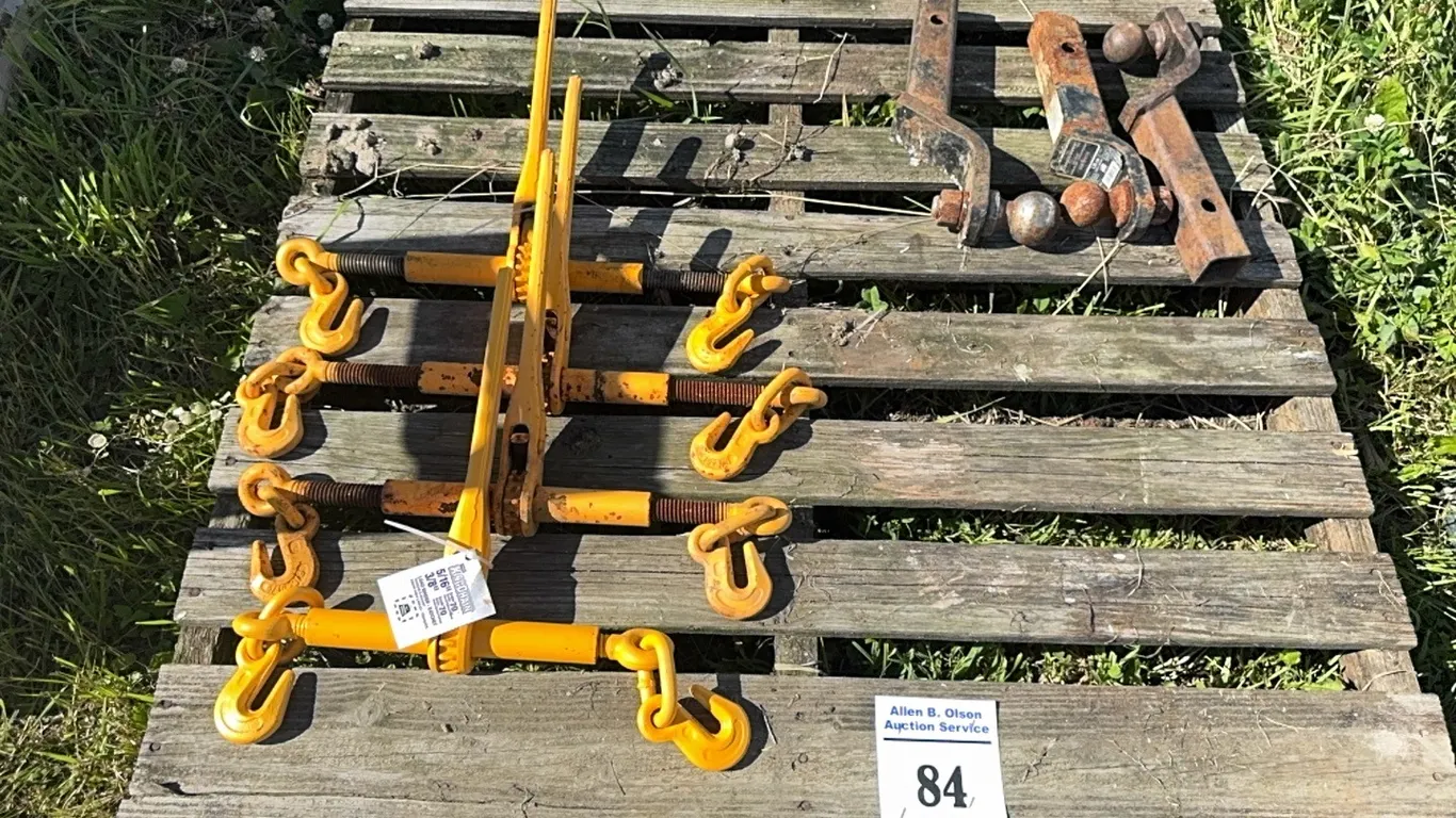 4 - RATCHET BOOMERS & 3 - TRUCK INSERT HITCHES